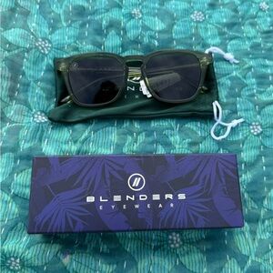 Blenders Eyewear Unisex Sydney Sunglasses in Pine, NWT